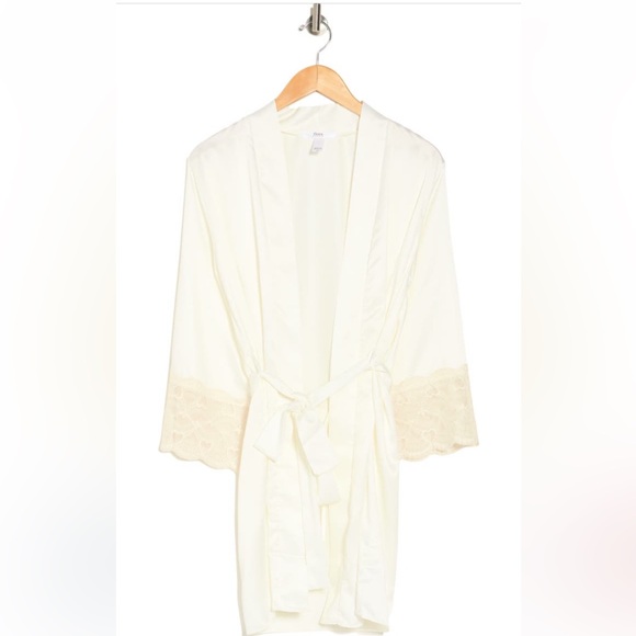 Never worn beautiful lace satin bridal robe, size small/medium - Picture 3 of 9